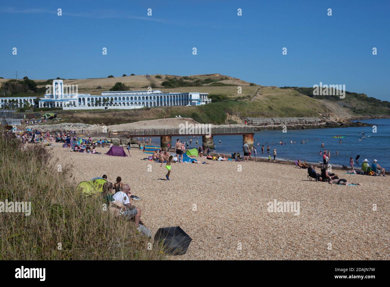 Menschen entspannen am Meer am Overcombe Beach in Dorset in Großbritannien, aufgenommen am 3. August 2020 Stockfoto