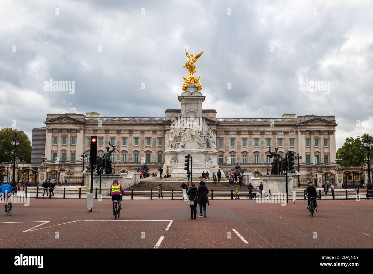 Das Queen Victoria Denkmal mit Buckingham Palace im Hintergrund. Stockfoto