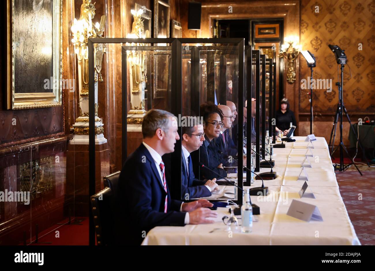 13. November 2020, Hamburg: Stefan Kluge (l-r), Leiter Intensivmedizin am Universitätsklinikum Hamburg-Eppendorf (UKE), Martin Scherer, Leiter Allgemeinmedizin UKE, Marylyn Addo, Leiter Infektiologie UKE, Peter Tschentscher (SPD), erster Bürgermeister von Hamburg, Jonas Schmidt-Chanasit, Leiter Arbovirologie am Bernhard-Nocht-Institut (BNI), Und Pedram Emami, Präsident der Ärztekammer Hamburg, wird an einer Pressekonferenz im Kaisersaal im Rathaus teilnehmen. Wenige Tage vor dem nächsten Treffen der Ministerpräsidenten mit Bundeskanzlerin Merkel hatte Cschentscher invi Stockfoto