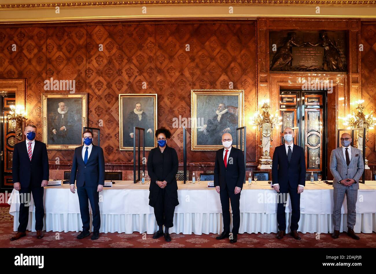 13. November 2020, Hamburg: Stefan Kluge (l-r), Leiter Intensivmedizin am Universitätsklinikum Hamburg-Eppendorf (UKE), Martin Scherer, Leiter Allgemeinmedizin UKE, Marylyn Addo, Leiter Infektiologie UKE, Peter Tschentscher (SPD), erster Bürgermeister von Hamburg, Jonas Schmidt-Chanasit, Leiter Arbovirologie am Bernhard-Nocht-Institut (BNI), Und Pedram Emami, Präsident der Ärztekammer Hamburg, steht nach einer Pressekonferenz im Kaisersaal im Rathaus für ein Gruppenfoto zusammen. Wenige Tage vor dem nächsten Treffen der Ministerpräsidenten mit Bundeskanzlerin Merkel Stockfoto