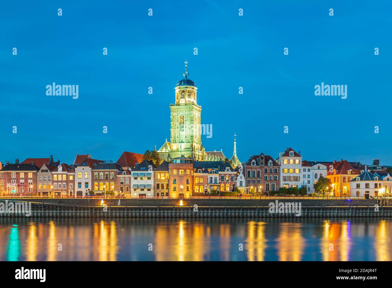 Abendansicht der niederländischen Stadt Deventer in Overijssel Mit dem Fluss IJssel vor Stockfoto