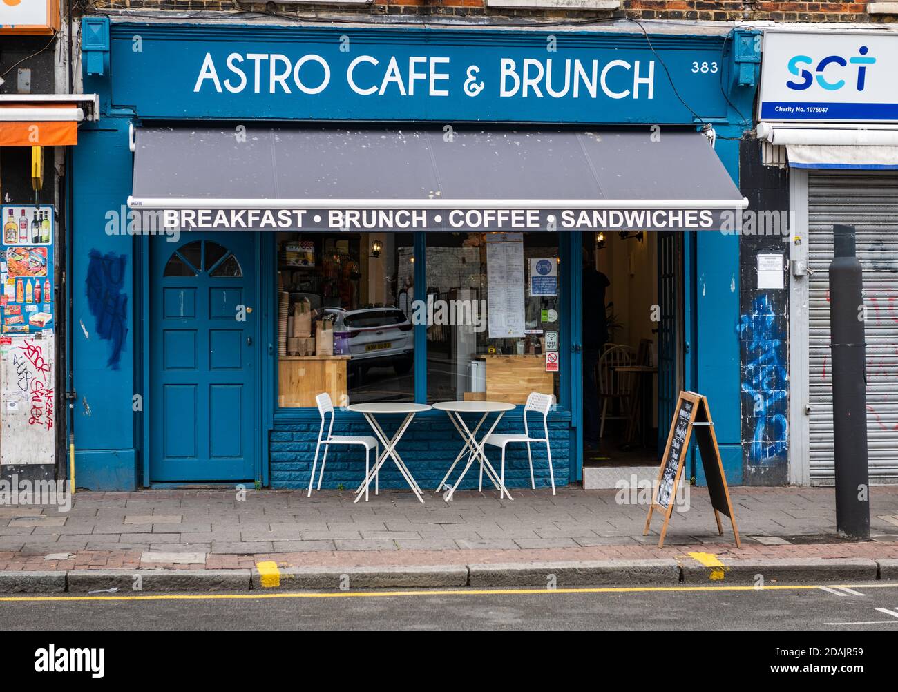 Ein Café im East End von London wurde nach der Covid-19-Sperre wieder eröffnet. Stockfoto