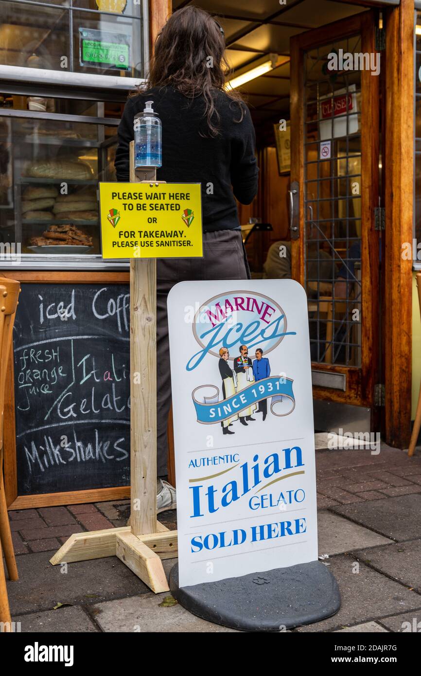 Das bekannte italienische Ostende-Café E. Pellicci wird nach der Covid-19-Sperre wieder eröffnet. Stockfoto