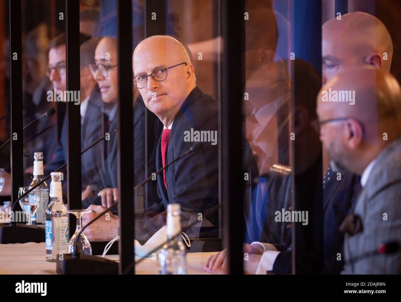 13. November 2020, Hamburg: Peter Tschentscher (SPD, M), erster Bürgermeister von Hamburg, Und die Ärzte und Wissenschaftler (l-r, teilweise verdeckter) Stefan Kluge, Leiter Intensivmedizin am Universitätsklinikum Hamburg-Eppendorf (UKE), Martin Scherer, Leiter Allgemeinmedizin UKE, Marylyn Addo, Leiter Infektiologie UKE, Jonas Schmidt-Chanasit, Leiter Arbovirologie am Bernhard-Nocht-Institut (BNI), Und Pedram Emami, Präsident der Ärztekammer Hamburg, wird an einer Pressekonferenz im Kaisersaal im Rathaus teilnehmen. Einige Tage vor dem nächsten Treffen des Ministers Stockfoto