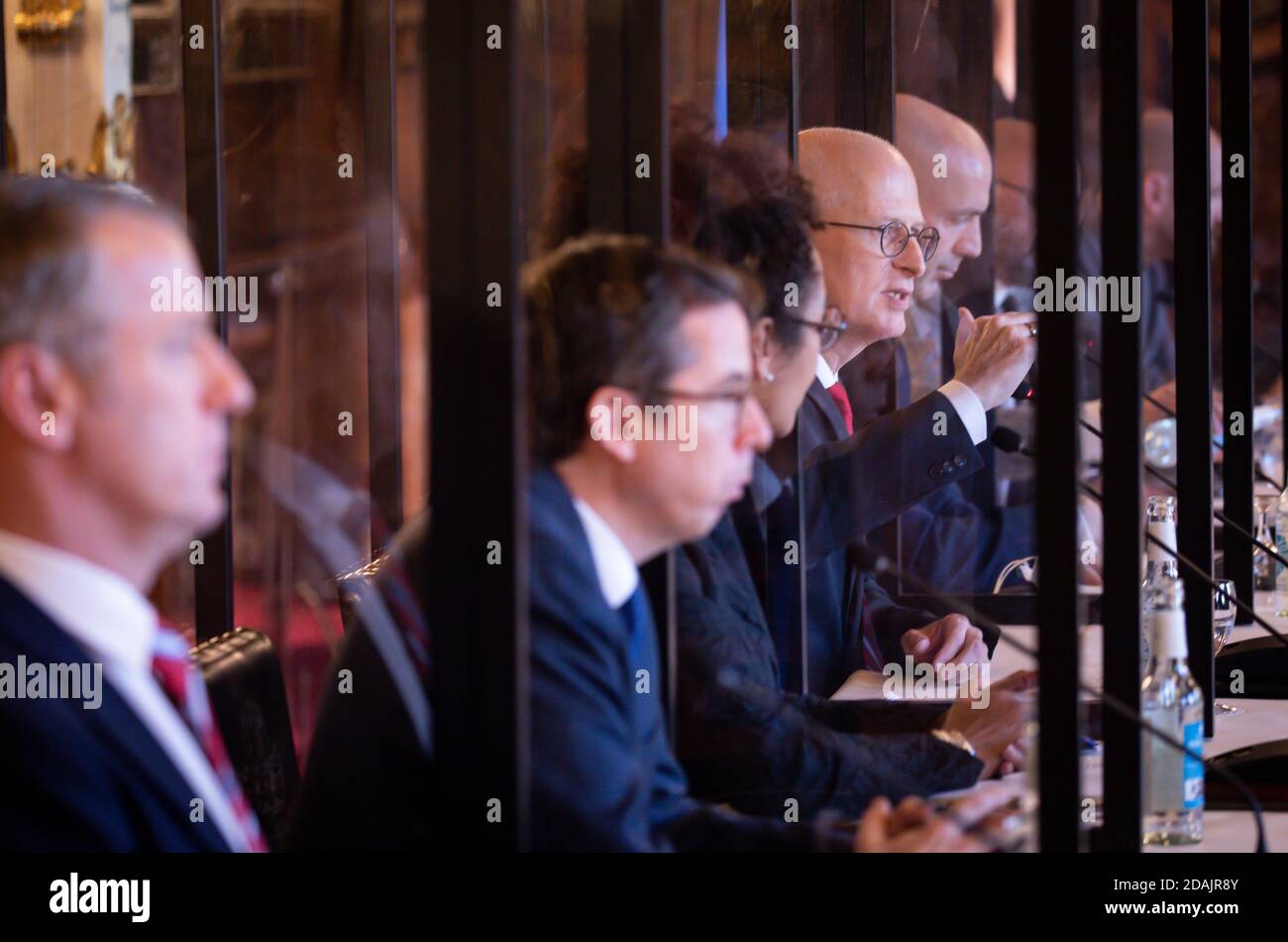 13. November 2020, Hamburg: Peter Tschentscher (SPD, 4. Froml), erster Bürgermeister von Hamburg, Und die Ärzte und Wissenschaftler (l-r, teilweise verdeckter) Stefan Kluge, Leiter Intensivmedizin am Universitätsklinikum Hamburg-Eppendorf (UKE), Martin Scherer, Leiter Allgemeinmedizin UKE, Marylyn Addo, Leiter Infektiologie UKE, Jonas Schmidt-Chanasit, Leiter Arbovirologie am Bernhard-Nocht-Institut (BNI), Und Pedram Emami, Präsident der Ärztekammer Hamburg, wird an einer Pressekonferenz im Kaisersaal im Rathaus teilnehmen. Ein paar Tage vor dem nächsten Treffen der Stockfoto