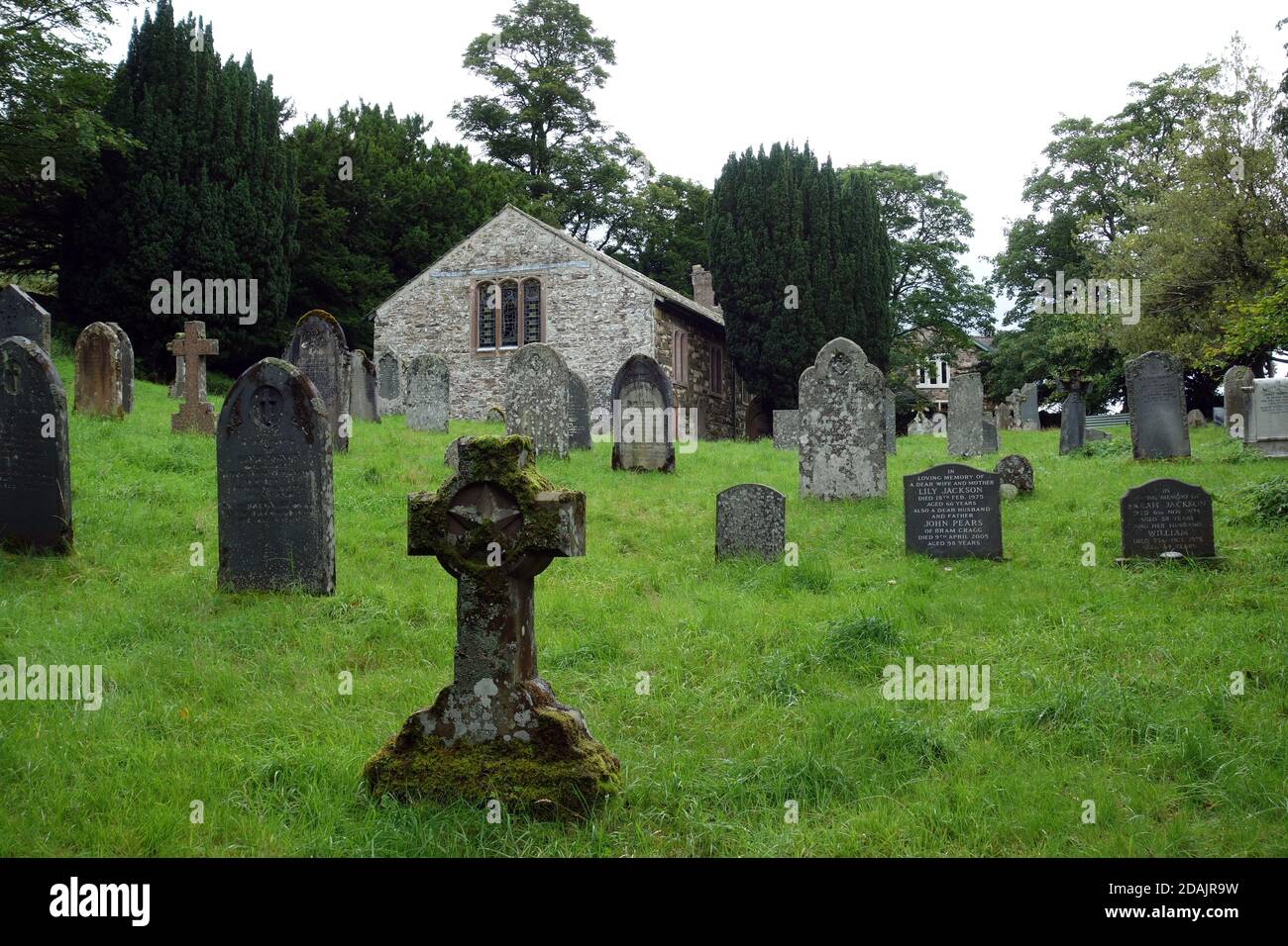 Die kleine Old Anglican Parish Church of St John's befindet sich im Tal von St John's im Vale, Lake District National Park, Cumbria, England, Großbritannien. Stockfoto