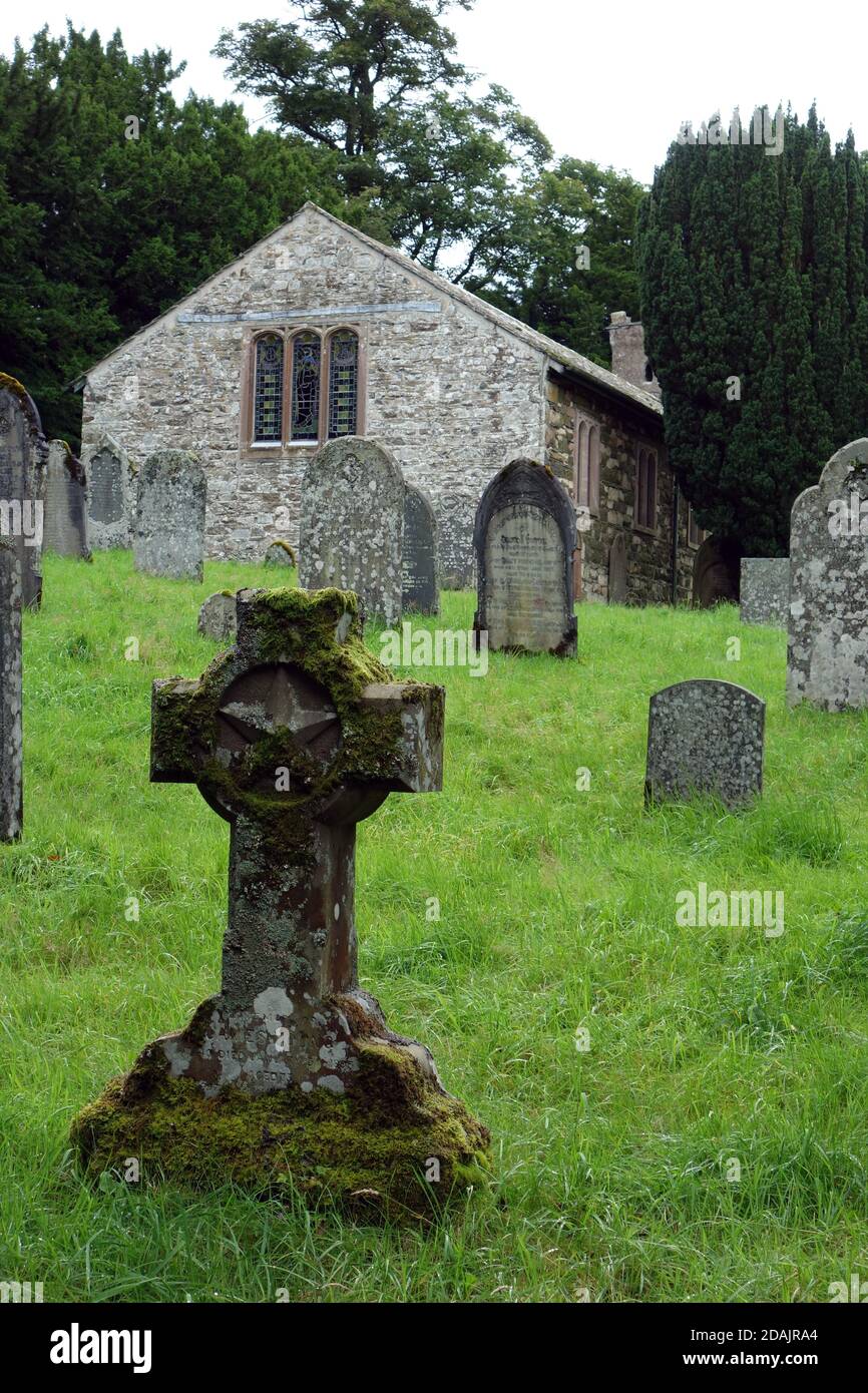 Die kleine Old Anglican Parish Church of St John's befindet sich im Tal von St John's im Vale, Lake District National Park, Cumbria, England, Großbritannien. Stockfoto