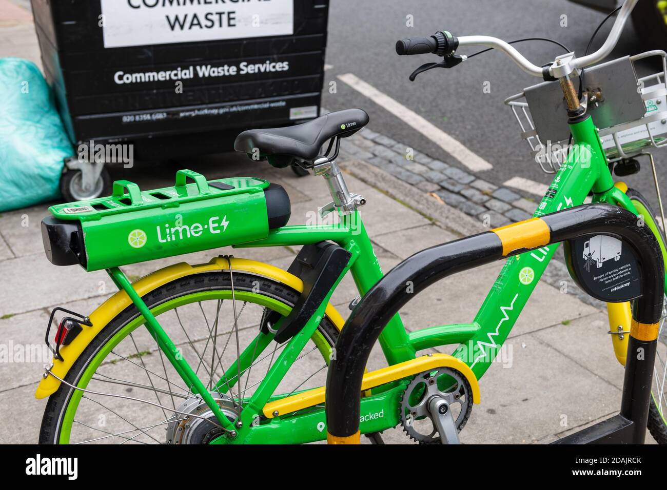 Lime- E Fahrradvermietung. Eine von mehreren Fahrradverleihfirmen, die in London tätig sind. Stockfoto
