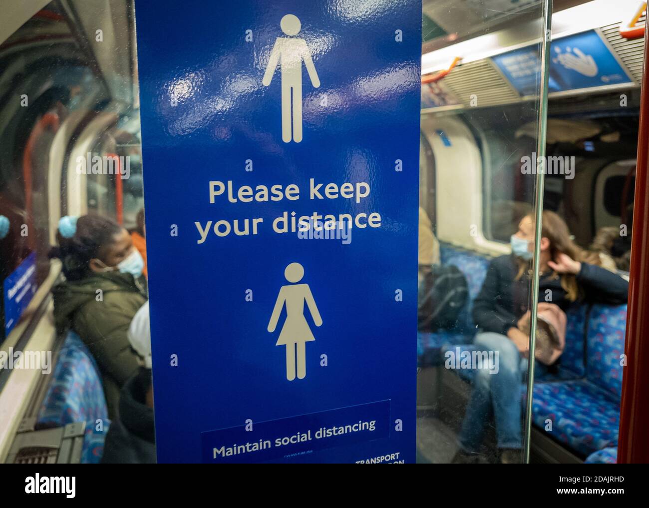 Covid-19 Pandemie-Sicherheitshinweis in der Londoner U-Bahn. Stockfoto