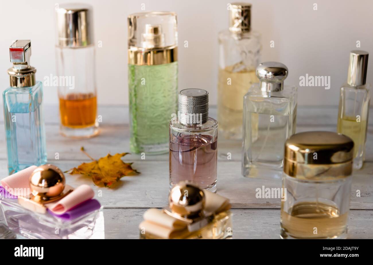 Verschiedene Arten und Formen von Flaschen von Parfüms Stockfoto