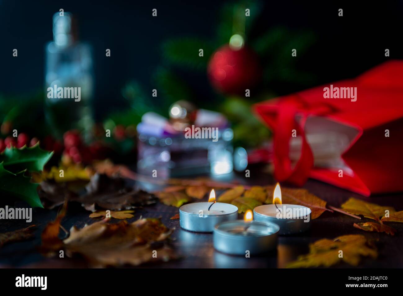 Weihnachtsgeschenke und Dekorationen auf einem Tisch. Stockfoto