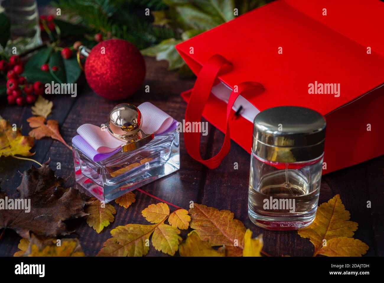 Weihnachtsgeschenke und Dekorationen auf einem Tisch. Stockfoto