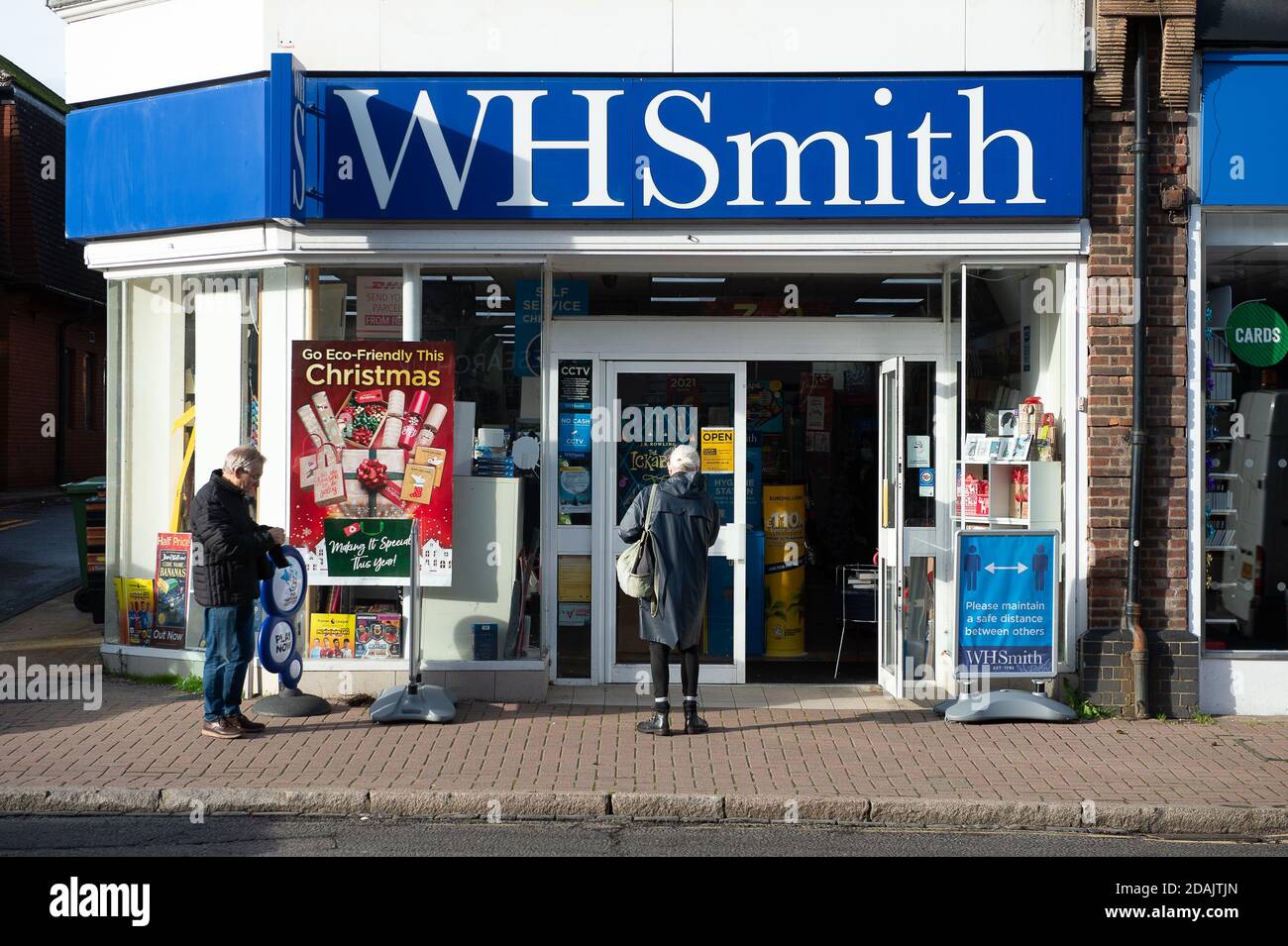 Gerrards Cross, Buckinghamshire, Großbritannien. November 2020. Nach einem Verlust von über £280 Millionen Stationers WH Smith berichtet, dass 25 seiner High-Street-Läden nach einem Einbruch der Verkäufe aufgrund der Covid-19 Pandemie Sperren schließen. Quelle: Maureen McLean/Alamy Live News Stockfoto