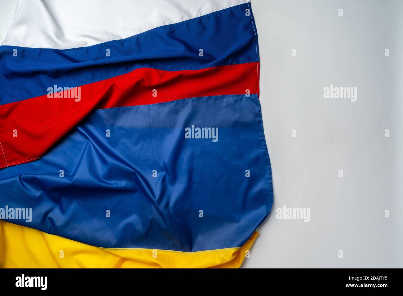 Die Flaggen Russlands und der Ukraine falteten sich zusammen Stockfoto