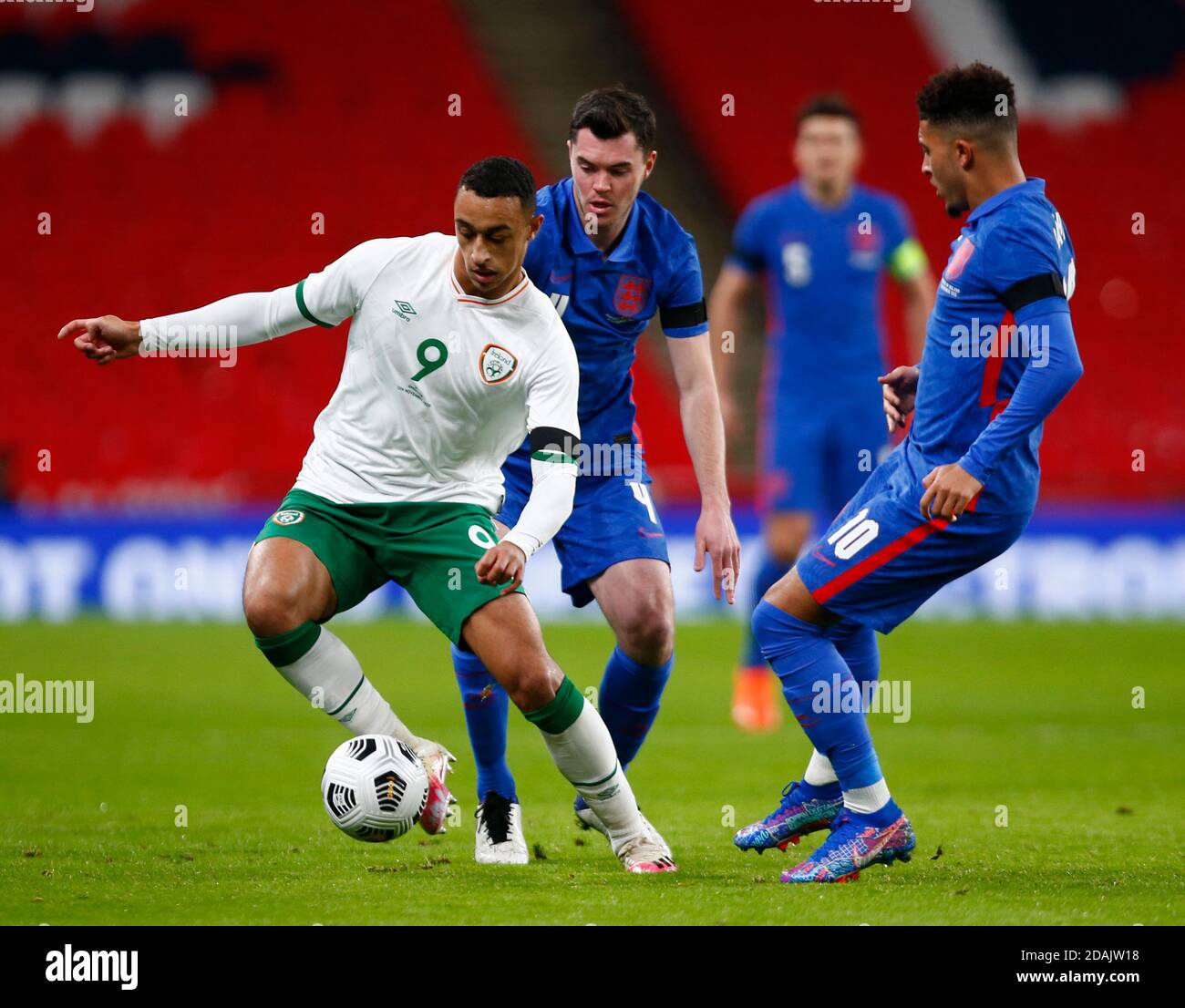 WEMBLEY, Vereinigtes Königreich, NOVEMBER 12:L-R Adam Idah (Norwich City) der Republik Irland hält von Jadon Sancho (Borussia Dortmund) von England während Stockfoto