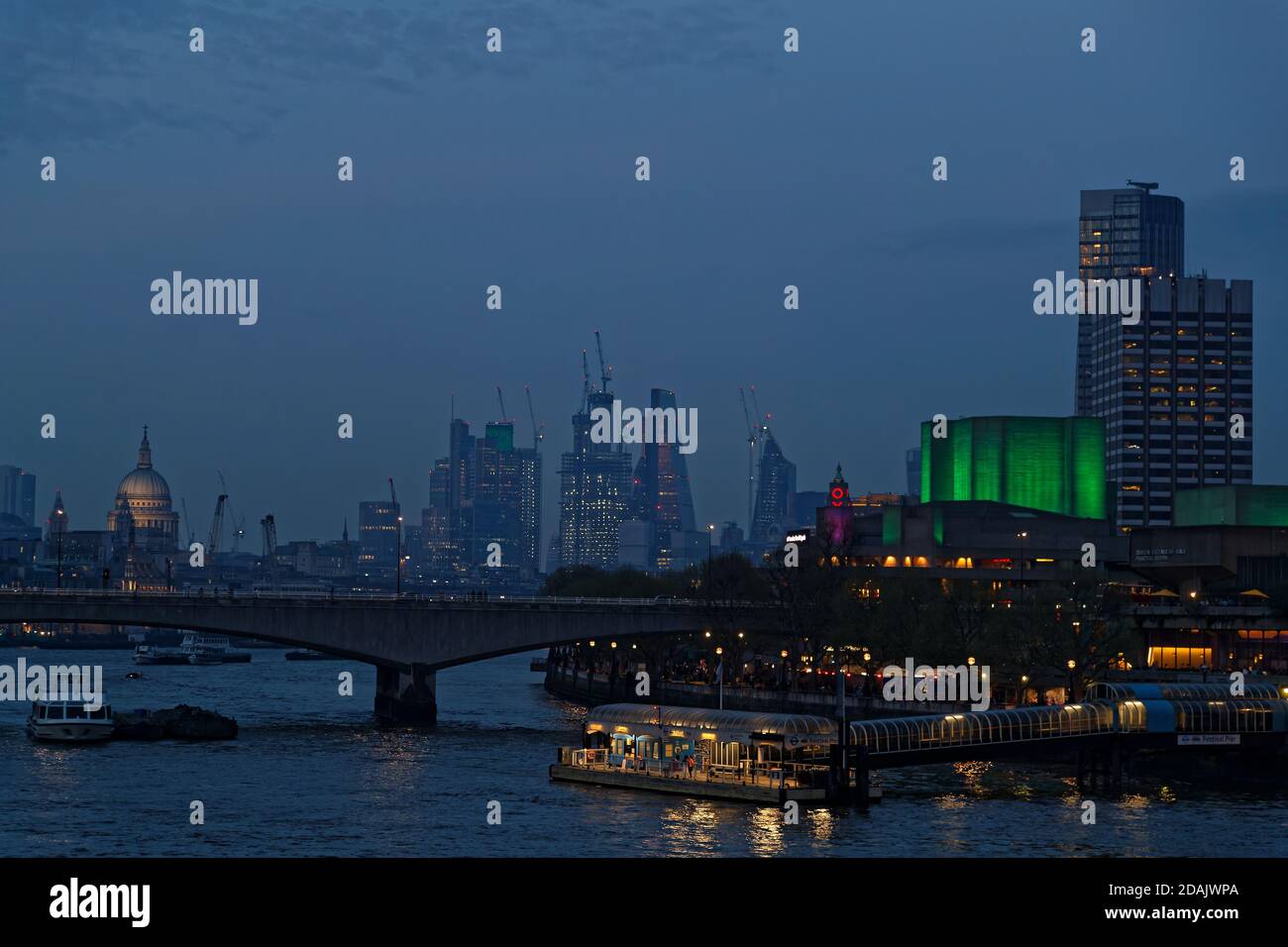 LONDON, GROSSBRITANNIEN, 21. April 2018 : die Nacht fällt auf die Themse im Londoner Stadtzentrum. Stockfoto