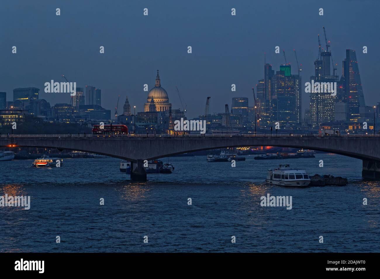 LONDON, GROSSBRITANNIEN, 21. April 2018 : die Nacht fällt auf die Themse im Londoner Stadtzentrum. Stockfoto