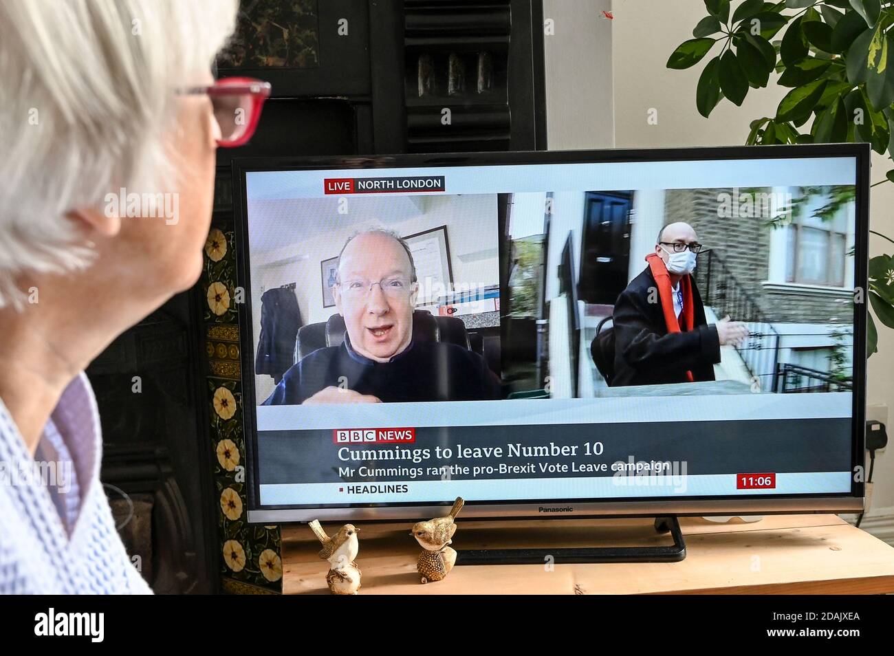 Im Fernsehen ausgestrahlter Bericht über Dominic Cummings, der als Berater von Boris Johnson zurücktritt, mit Kommentar des Daniel Finkelstein Times Editors, der von einem Zuschauer beobachtet wird. Stockfoto