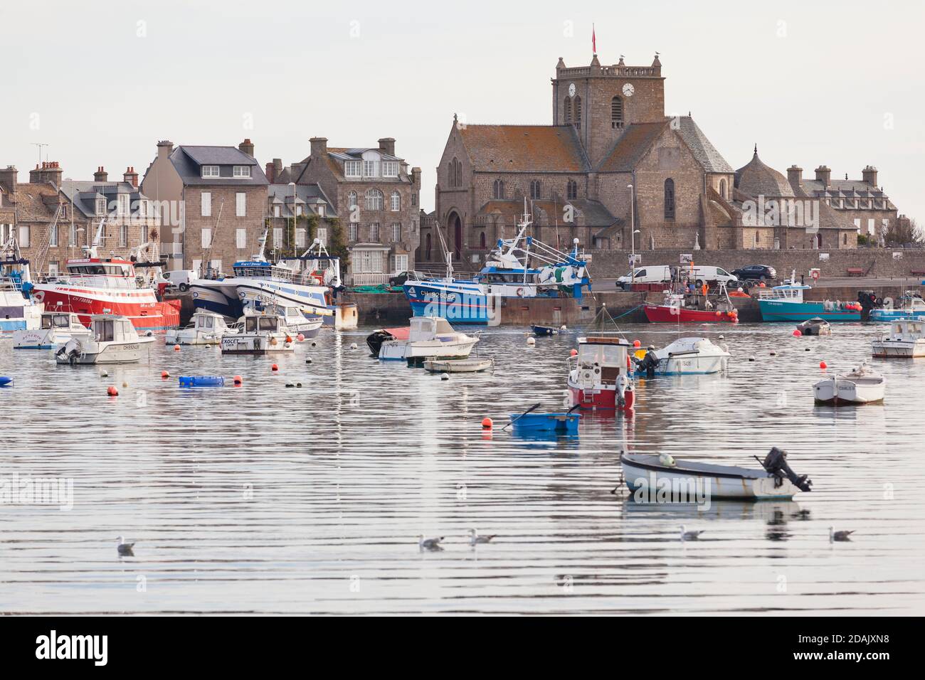 Barfleur in schöner Morgenstimmung. Hafen mit Booten. Normandie, Frankreich. Barfleur zählt zu den schönsten Dörfern Frankreichs. Stockfoto