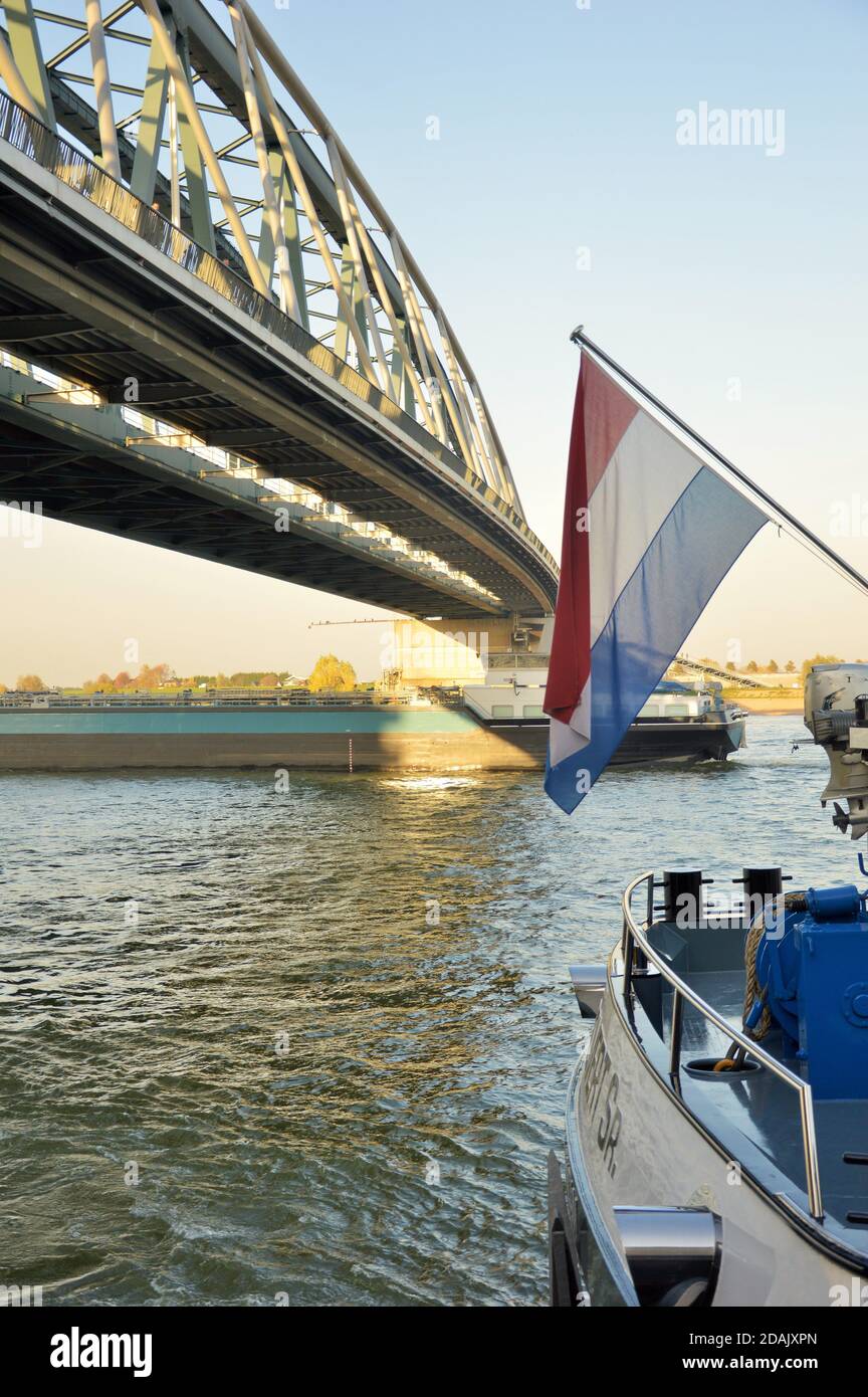 Nijmegen Niederlande 7. November 2020 Blick von unten Fußgänger- und Fahrradbrücke der Snelbinder über den Fluss waal Stockfoto