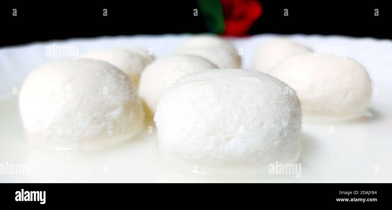 Eine indische süße Rasgulla auch bekannt als Rosogolla, Roshogolla, Rasagola, Ras Gulla ist ein sirupartig Dessert beliebt in Indien. Stockfoto