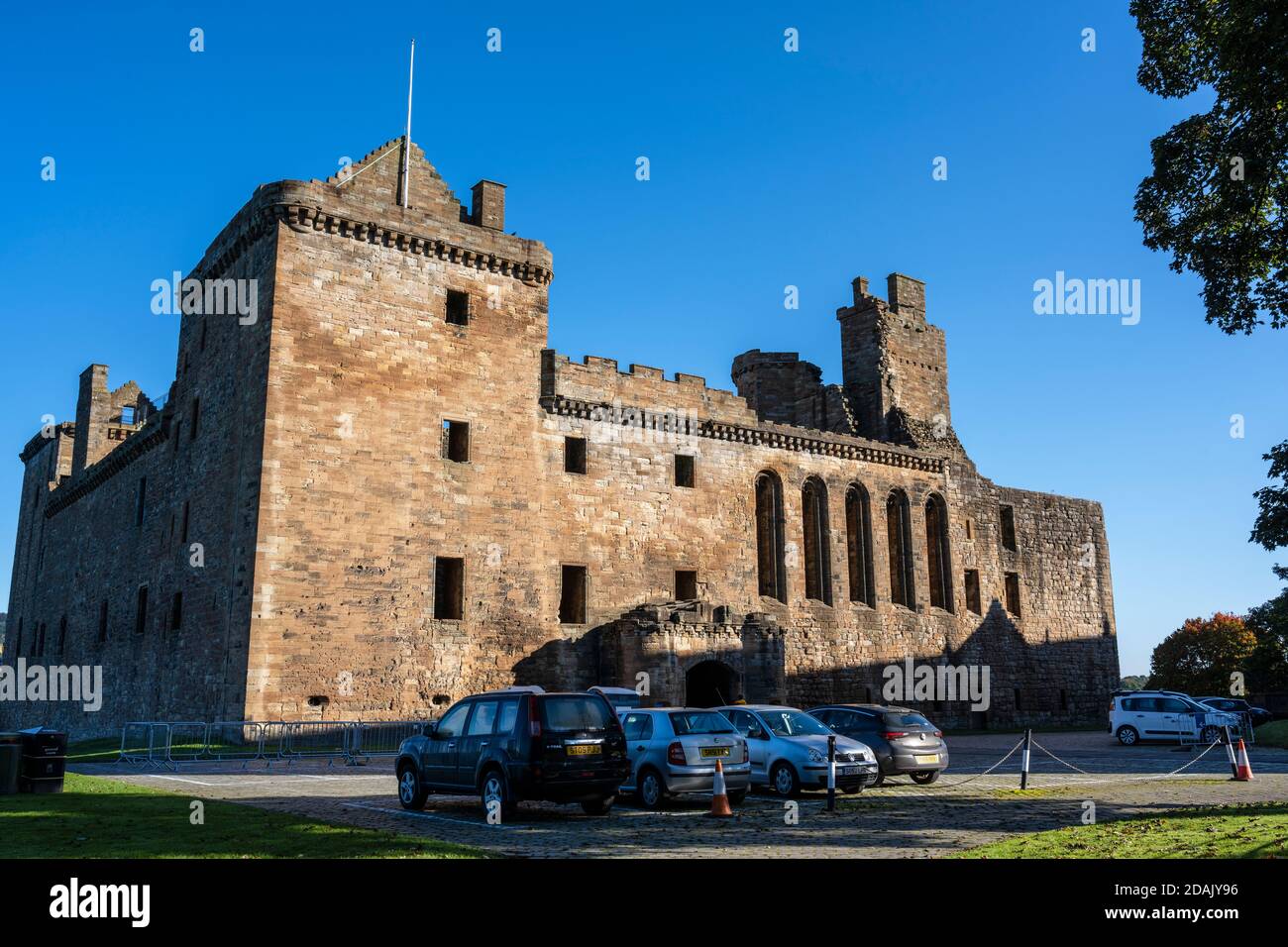 Blick auf die Ruinen des Linlithgow Palace in der historischen Stadt Linlithgow in West Lothian, Schottland, Großbritannien Stockfoto