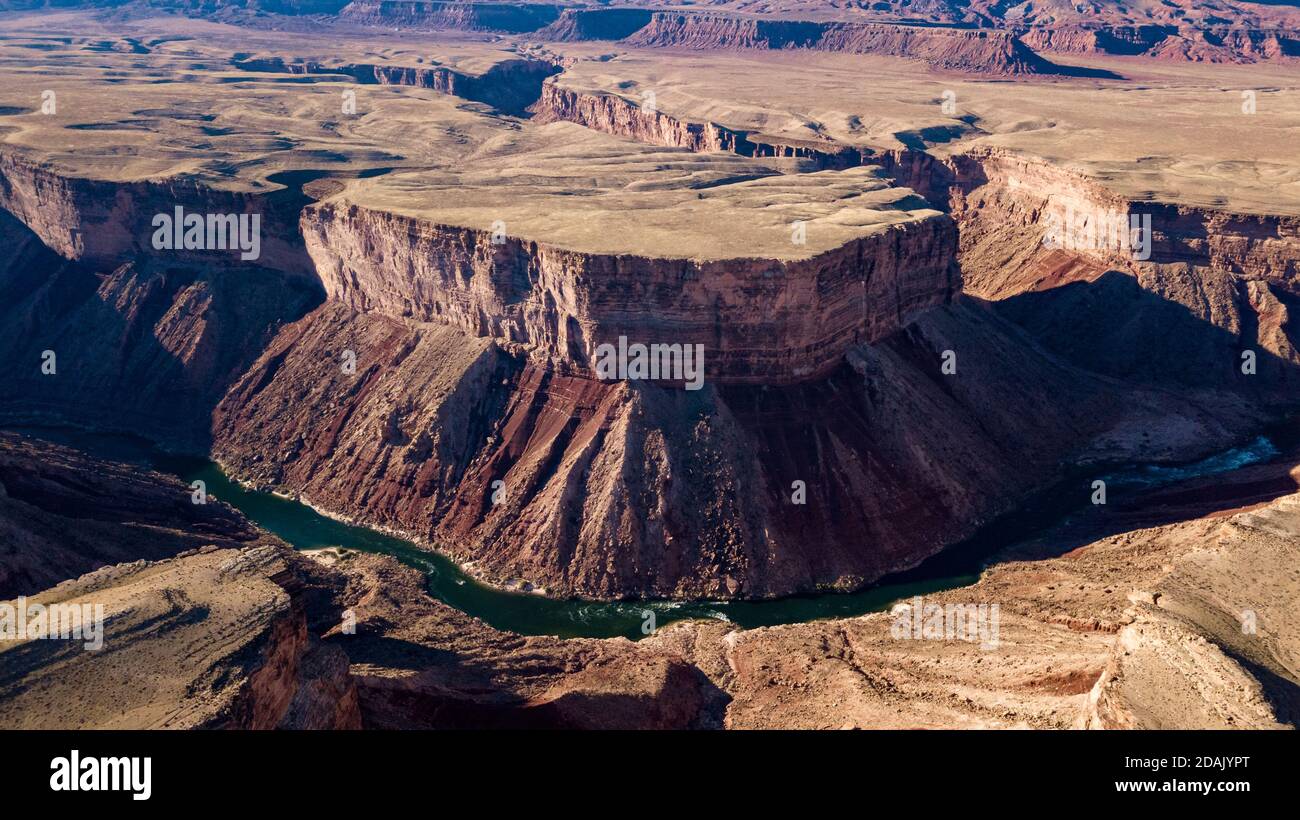 Panorama-Drohnenansicht eines eingeschnittenen Mäanders des Colorado Fluss neben dem berühmten Horse Shoe Bend in der Nähe des Stadt Page Arizona Vereinigte Staaten Stockfoto