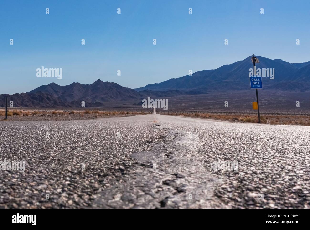 Eine Straße in der Wüste Richtung Death Valley California Stockfoto