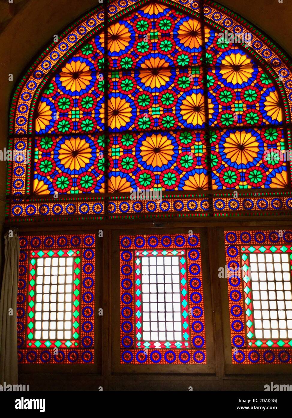 Shiraz Iran. Die schillernde Glasmalerei durch Licht in der Nasir al-Mulk Moschee, auch bekannt als die Rosa Moschee aufgrund der Verwendung eines erheblichen Stockfoto