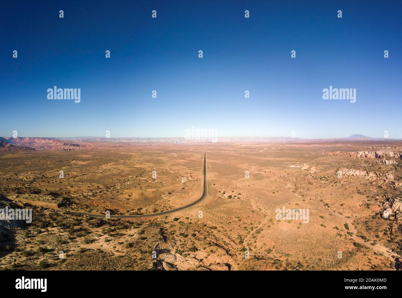 Panorama Drohne Ansicht einer geraden Straße in Richtung der Stadt Von Page Arizona Stockfoto