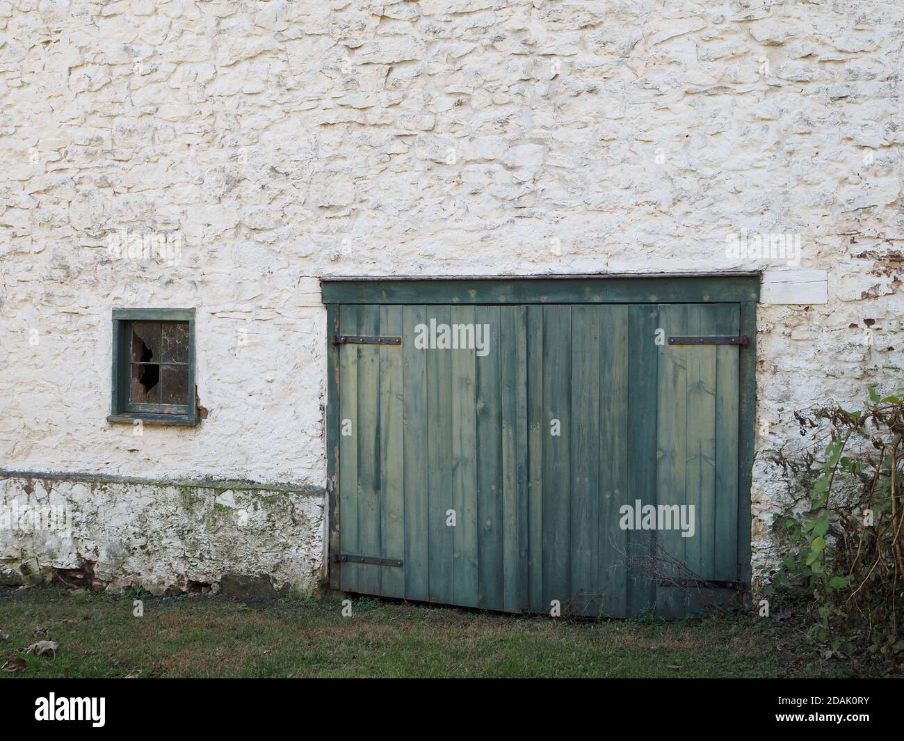 Der Vintage-Stall ist weiß gestrichen und grün getrimmt. Stockfoto