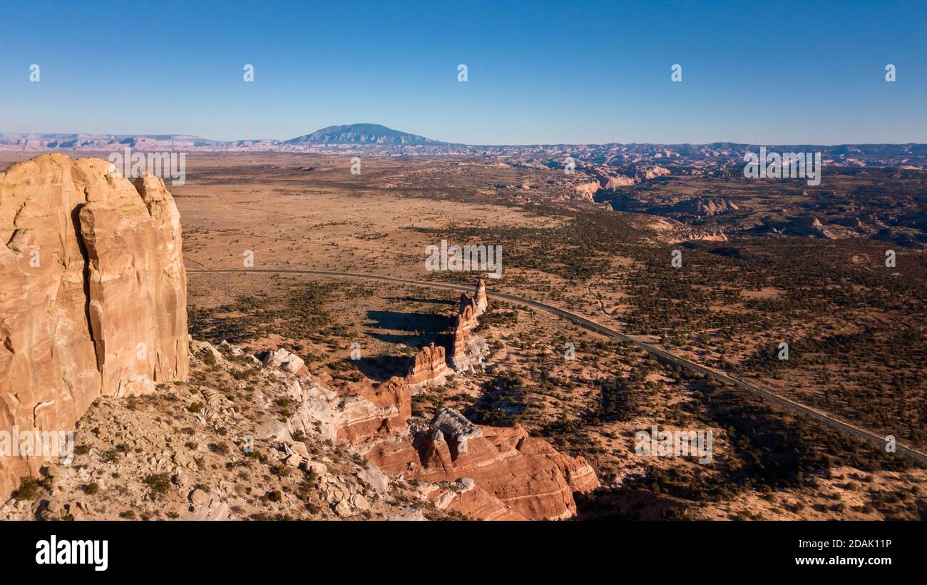 Drohnenansicht der Square Butte Felsformationen in Kaibito Arizona Stockfoto