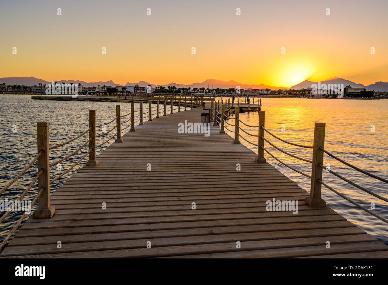 Hölzerner Pier am Roten Meer in Hurghada bei Sonnenuntergang, Blick auf die Promenade Promenade Promenade - Ägypten, Afrika Stockfoto