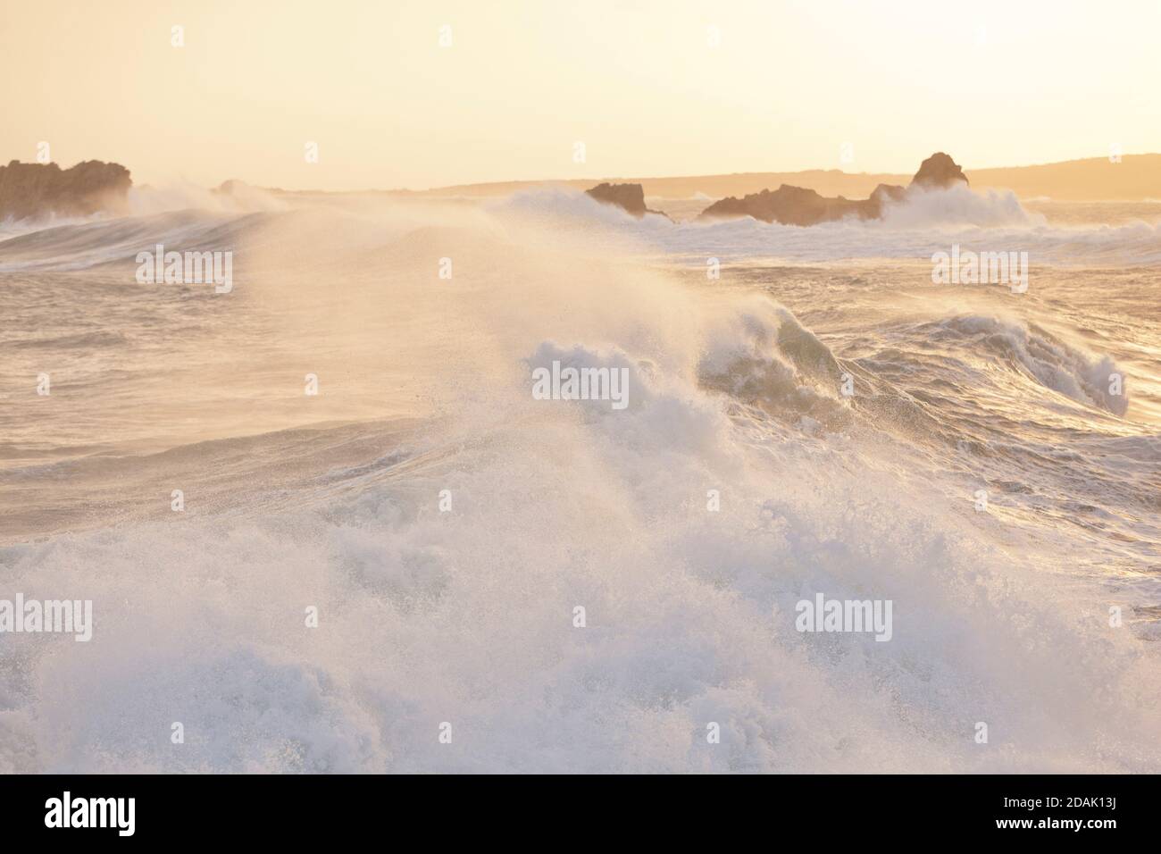 Riesige Wellen bei Sonnenaufgang, während der Sturm Ciara am Cap de la Hague, Auderville, der Halbinsel Cotentin und der Normandie wütet Stockfoto