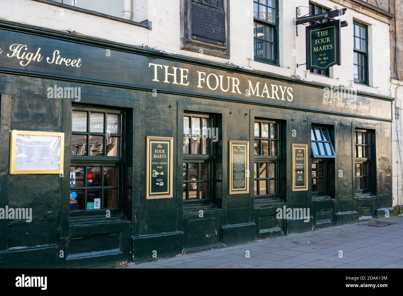 The Four Marys Pub an der High Street in der historischen Stadt Linlithgow in West Lothian, Schottland, Großbritannien Stockfoto