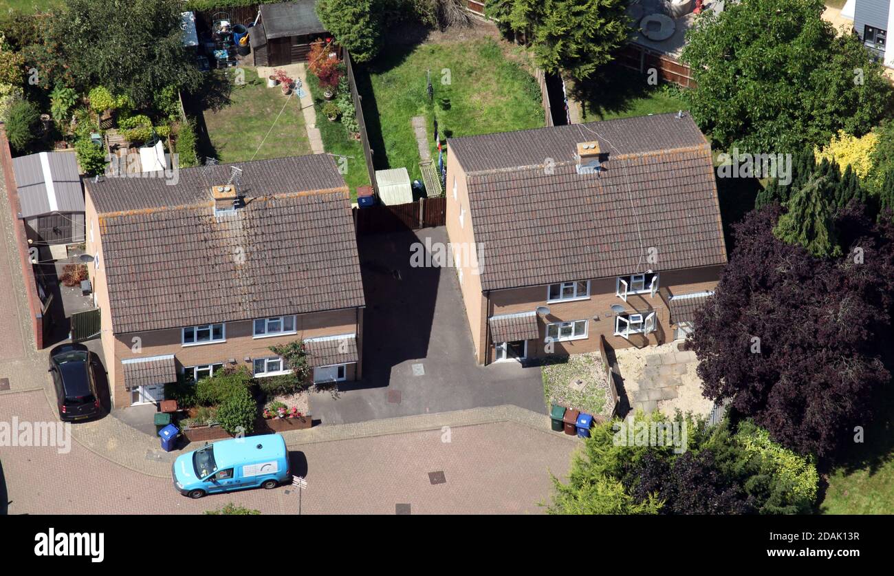 Luftaufnahme von 2 Paaren gewöhnlicher Doppelhaushälften in Banbury, Oxfordshire Stockfoto