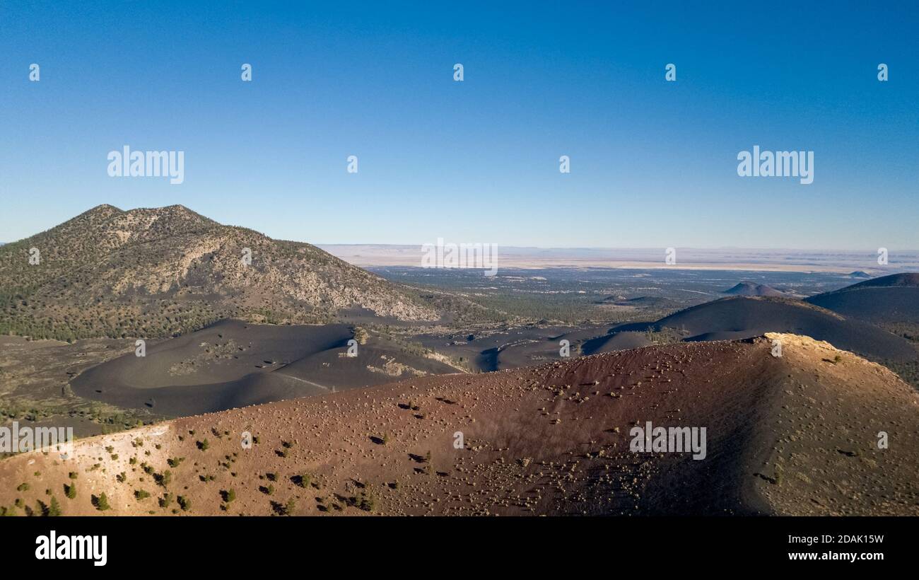 Drohnenansicht des Sunset Crater und der Umgebung in Coconino County Arizona Stockfoto