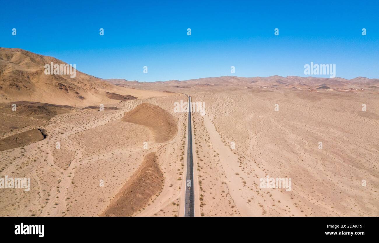 Drohnenansicht einer Straße, die in Death die Wüste überquert Tal Stockfoto