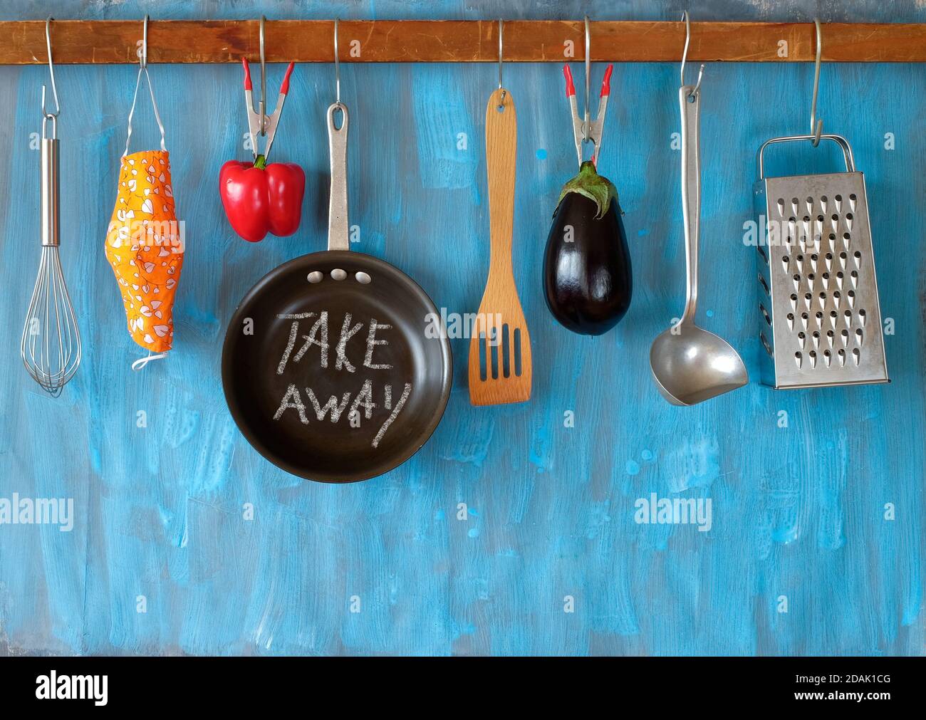 Restaurant bietet Essen zum Mitnehmen während Corona Virus Lockdown, Küchenutensilien und Nachricht, Gastronomie Shutdown-Konzept, gute Kopierer Platz Stockfoto