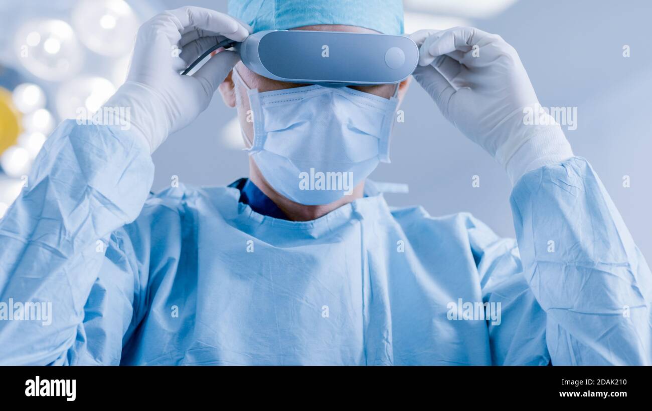 Im Operationssaal des Krankenhauses legt der professionelle Chirurg eine Virtual Reality Brille an. Stockfoto