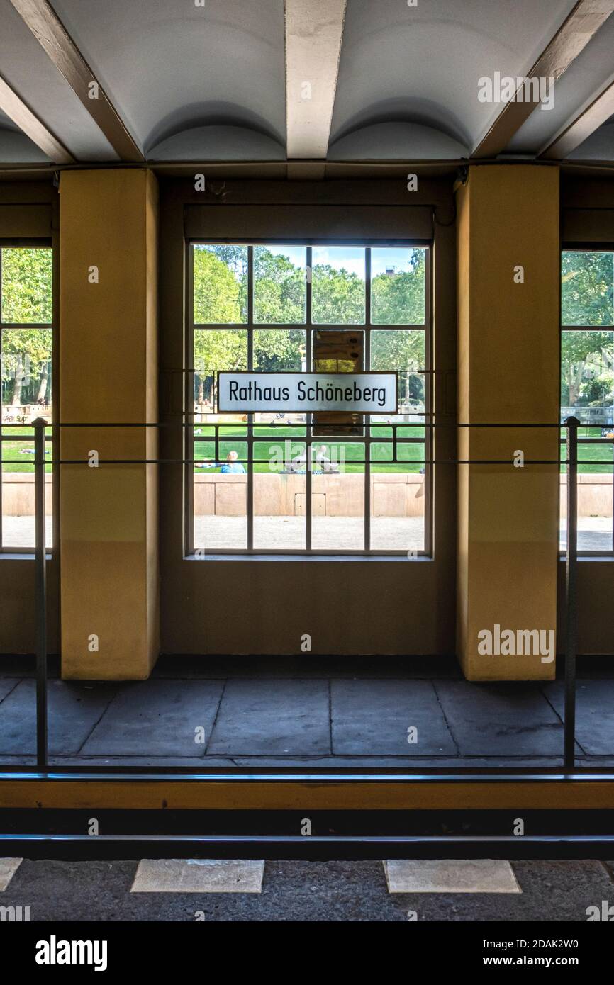 U Rathaus Schöneberg, Berlin. Die U-Bahn-Station bedient die Linie U4. Es hat eine ungewöhnliche Brücke-ähnliche Struktur und ist ein denkmalgeschütztes Gebäude. Stockfoto