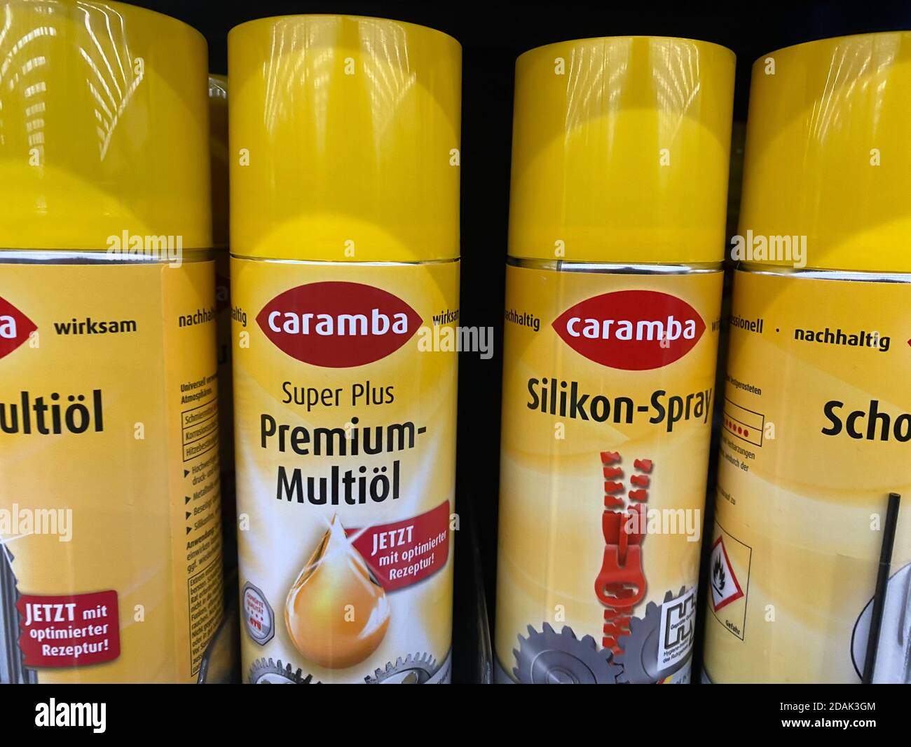 Viersen, Deutschland - 2. Mai. 2020: Blick auf gelbe Caramba Silikon-Schmieröl-Aerosoldosen im Regal des deutschen Supermarkts Stockfoto