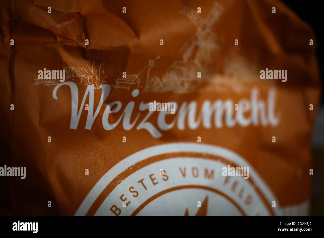 Viersen, Deutschland - 2. Mai. 2020: Nahaufnahme von braunem Papierrücken mit Weizenmehl Stockfoto