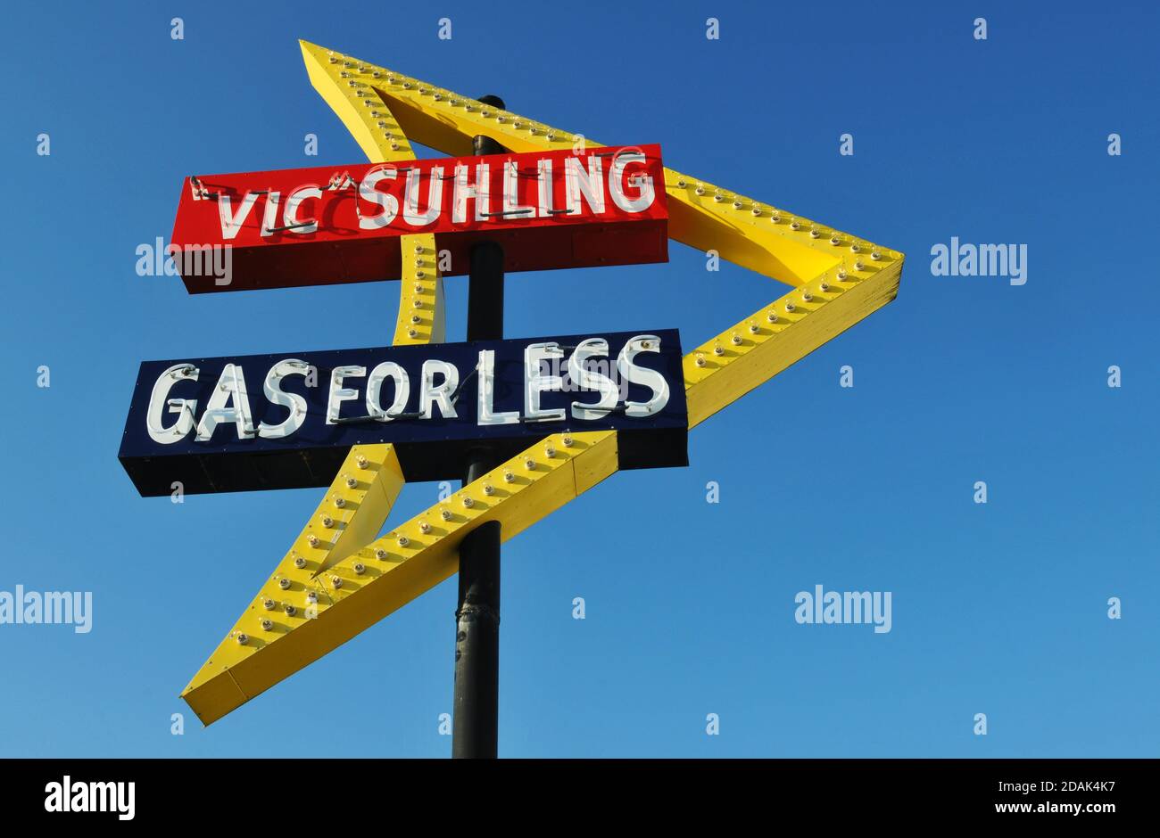 Ein restauriertes Neonschild mit der ehemaligen Vic Suhling Tankstelle steht in der Route 66 Stadt Litchfield, Illinois. Stockfoto