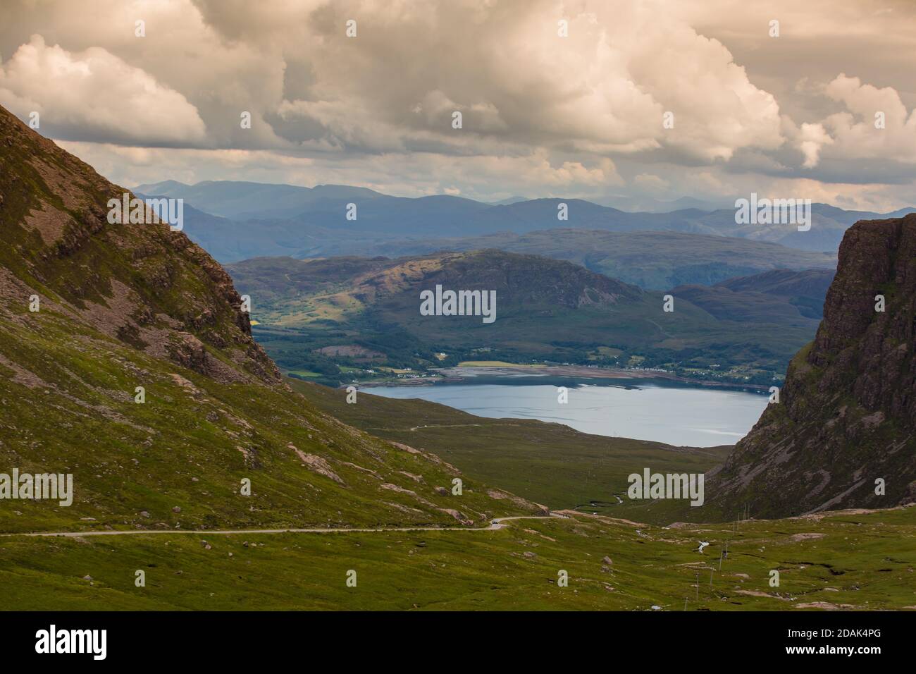 Loch Carron vom Drochaid an Uillt Bhig Aussichtspunkt auf dem Bealach na Ba Aufstieg zum Applecross. North Coast 500, Schottland Stockfoto