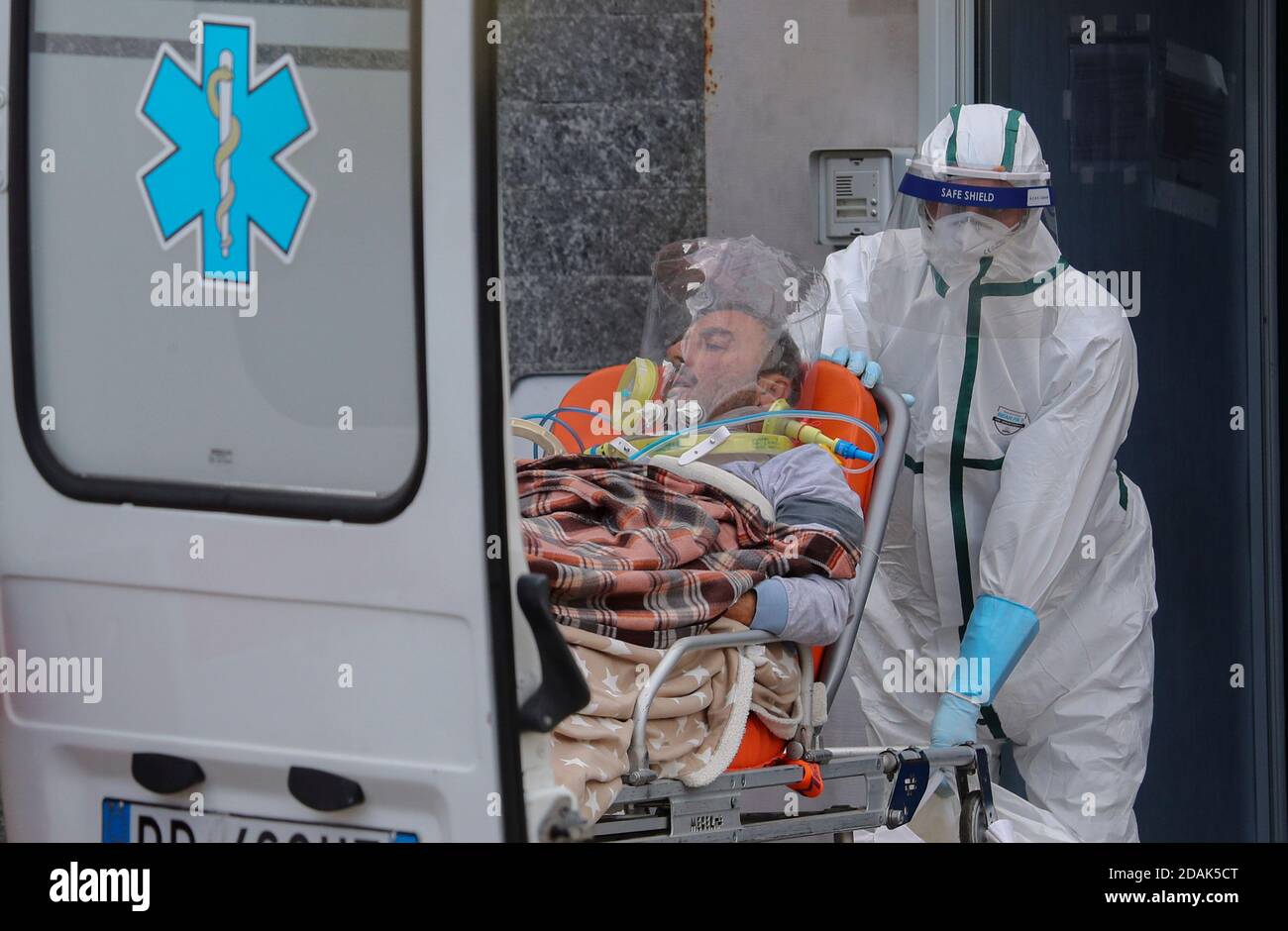 Neapel, Italien. November 2020. Der Sanitäter trägt einen Coronavirus COVID-19 Patienten mit einer Bahre, um ihn auf die Antonio Cardarelli Krankenstation zu bringen, wo er behandelt wird. Kredit: Unabhängige Fotoagentur/Alamy Live Nachrichten Stockfoto