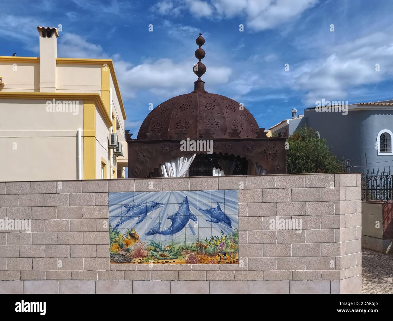 Die Schönheit von Portugal - schöne Fliesen mit Delfinen in Lagos - berühmte Azulejos Stockfoto