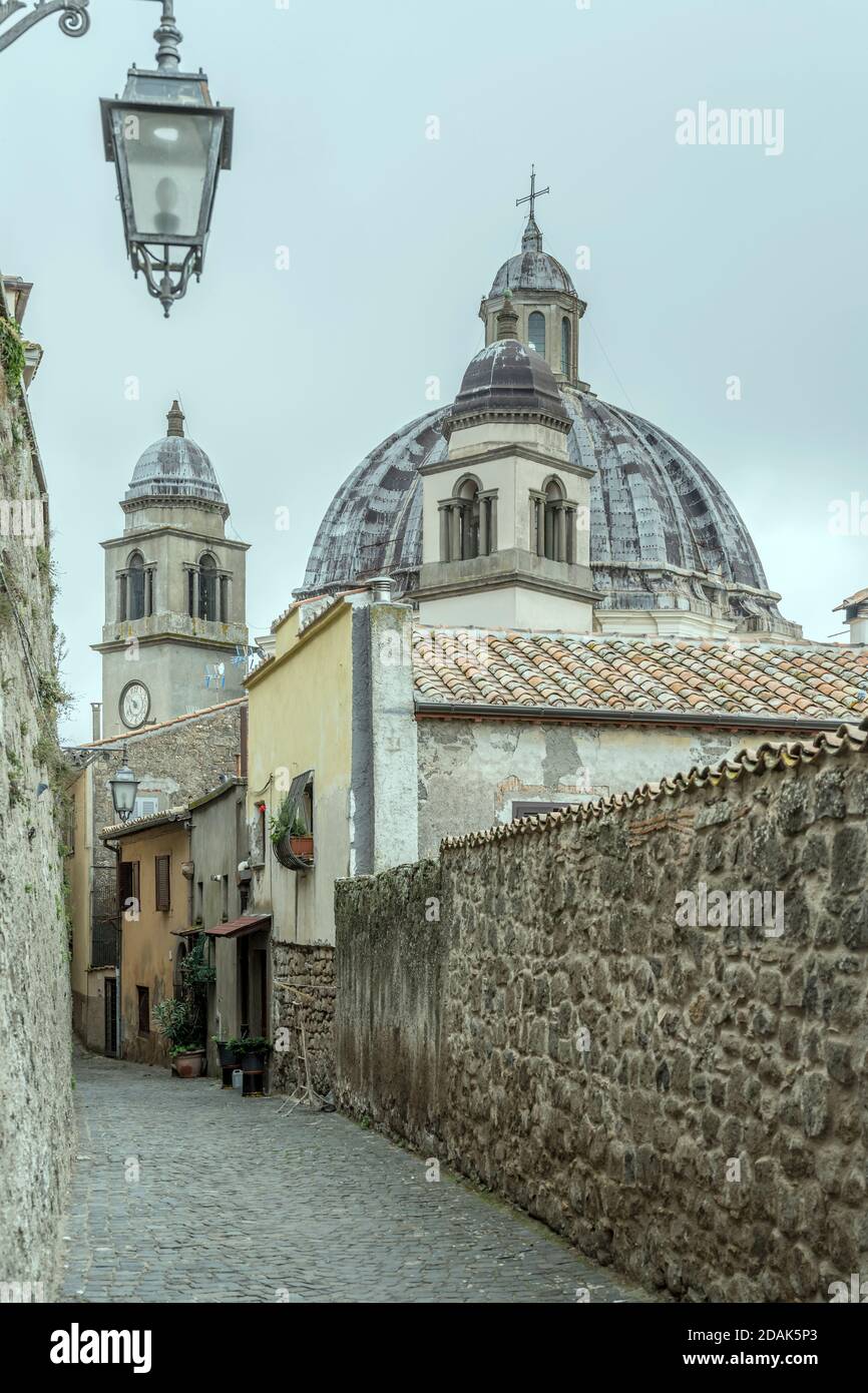 Stadtbild mit s. Margherita Kirche Glockentürme und Kuppel aus alten Häusern auf engen Straße in der historischen Stadt, in hellem Licht in Montef erschossen Stockfoto
