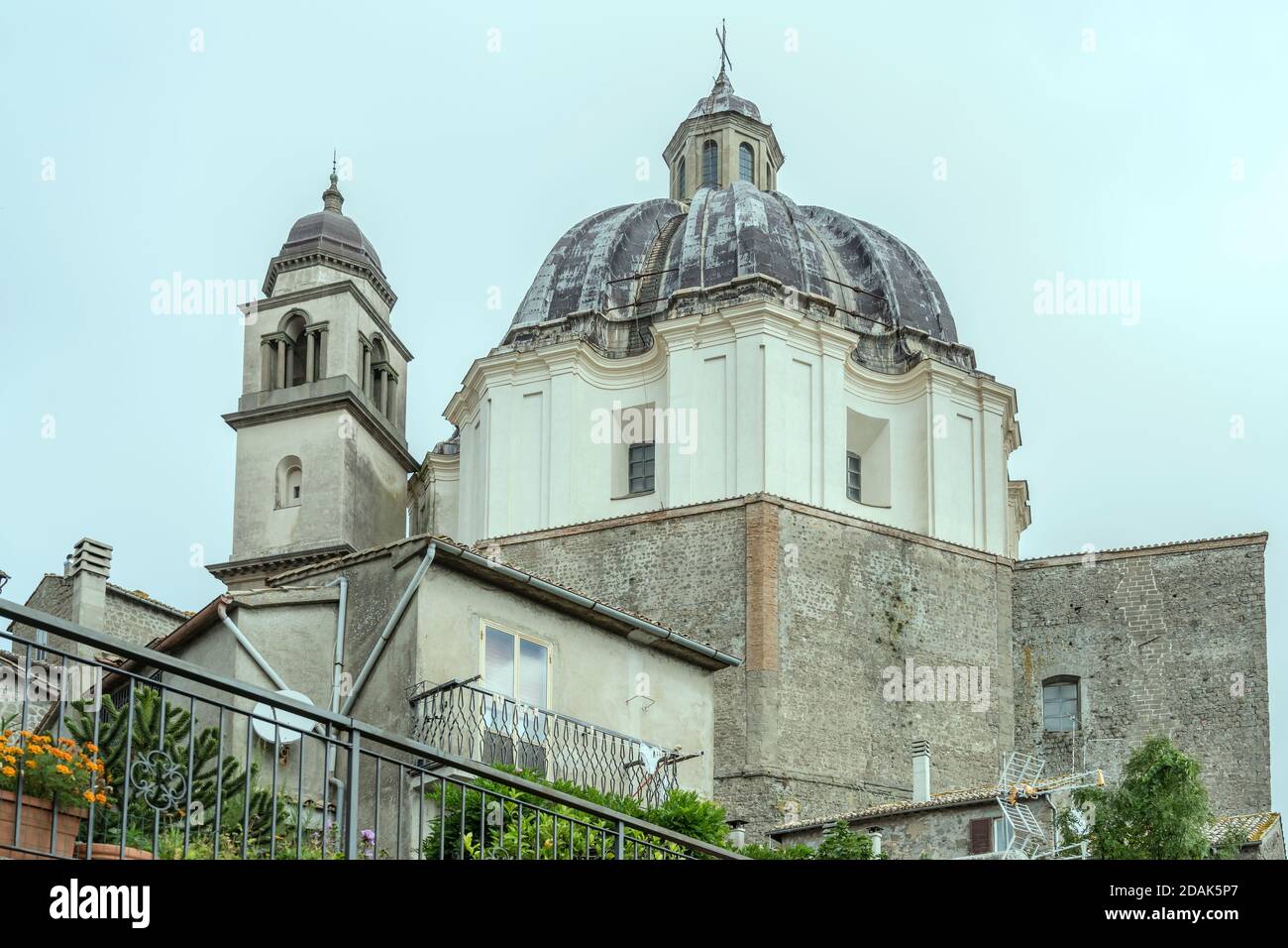 Stadtbild mit s. Margherita Kirche Massive Kuppel in der historischen Stadt, in hellem Licht in Montefiascone, Viterbo, Latium, Italien erschossen Stockfoto
