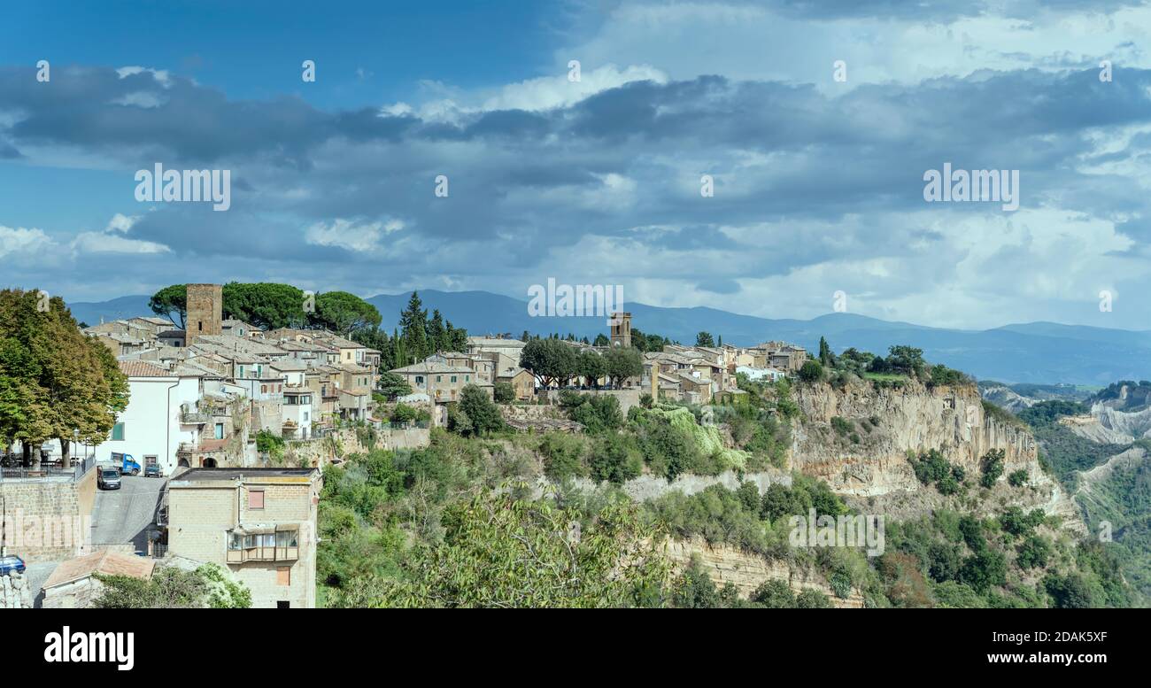 Stadtbild des historischen Hügeldorfes, aufgenommen in hellem bewölktem Licht in Lubriano, Viterbo, Latium, Italien Stockfoto